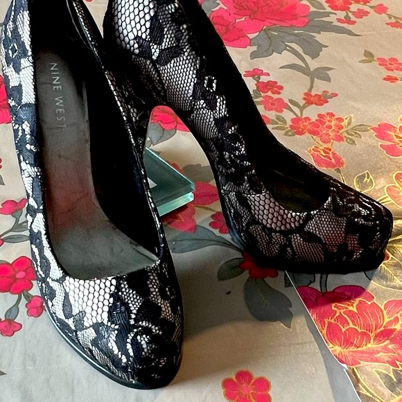 Nine West black lace heels - Picture 8 of 10